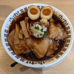 肉そば けいすけ(ラーメン/錦糸町)<br>意外と癖になりそうな濃い口スープ