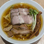 手打 親鶏中華そば 綾川(ラーメン/恵比寿)<br>鶏の旨味たっぷりの中華そば