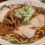 中華そば 共楽(ラーメン/銀座)<br>より完成度が高くなった透明度の高いスープ