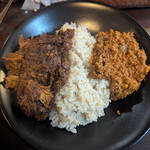 カレバカ世紀(カレー/目黒)<br>濃厚なポークビンダルーとキーマの2色盛り